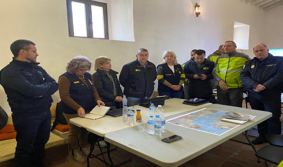 El consejero Antonio Sanz, en el Puesto de Mando Avanzado de Jerez, junto a efectivos y representantes de todas las administraciones.